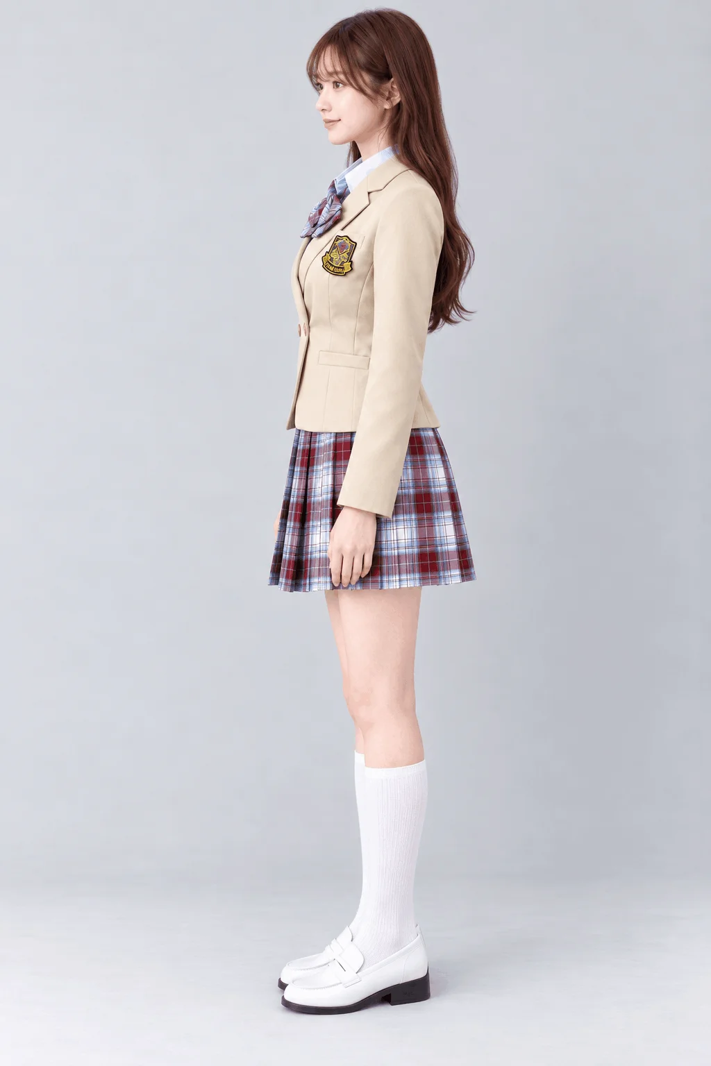 ワインレッドチェックブレザー制服　左引き別ポーズ2
