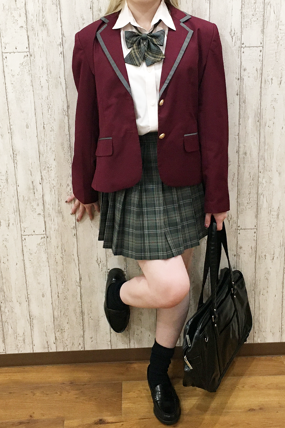 エンジ色のレディースブレザー学生服